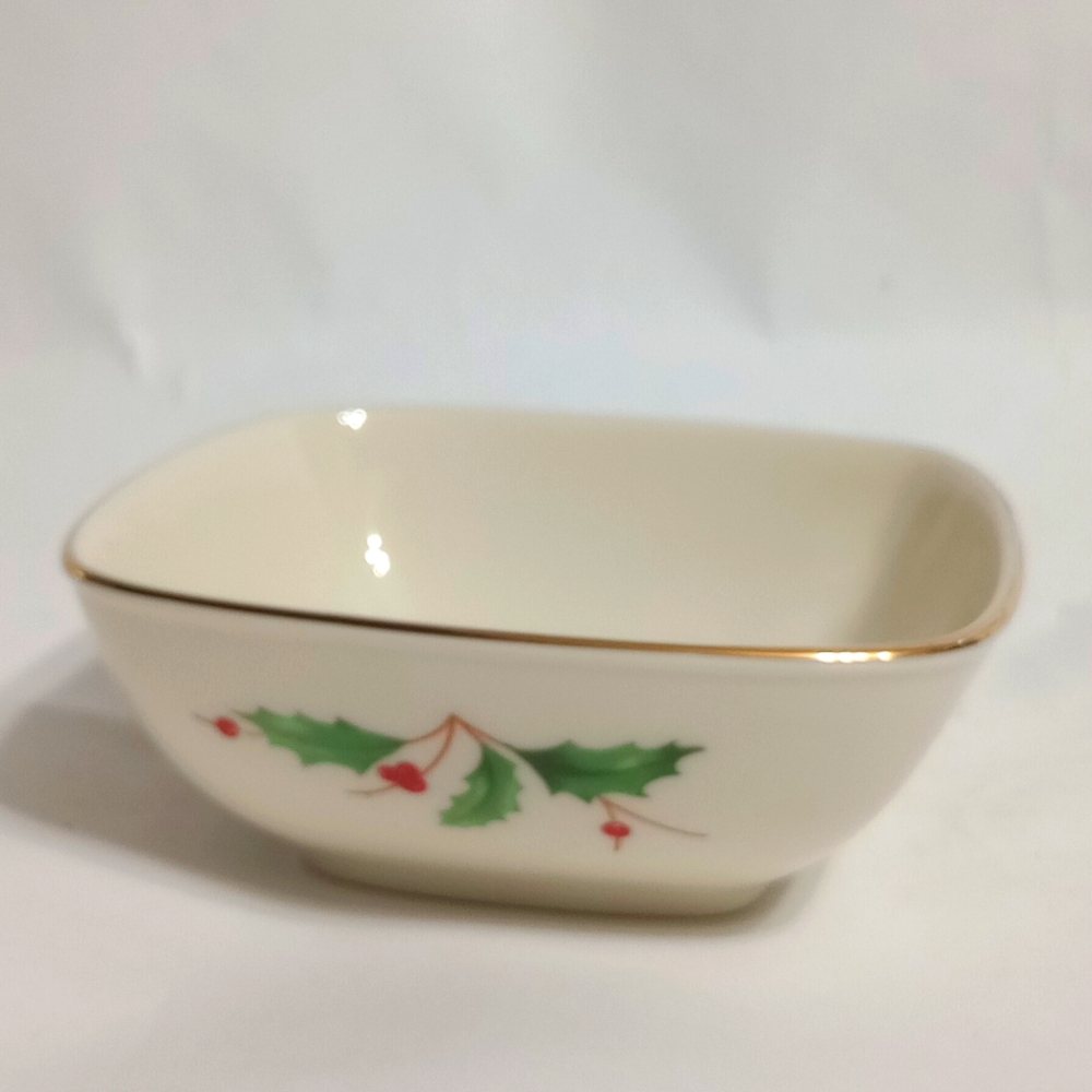 Porcelain holly dish